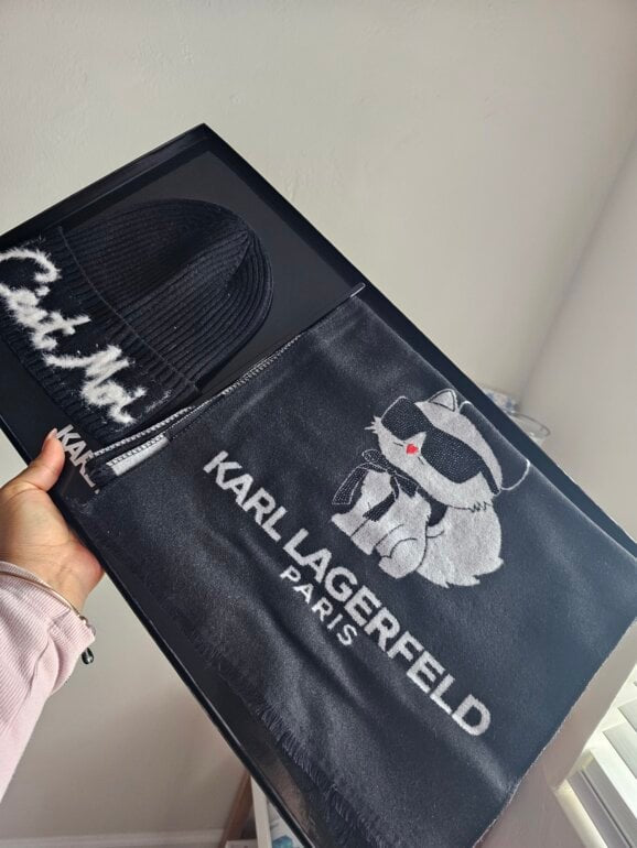 Conjunto de gorro de punto Karl Lagerfeld Paris C'est Moi y bufanda Choupette.